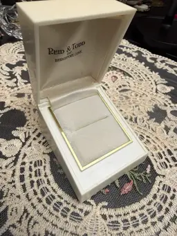 Vintage Ring display Box - White And gold