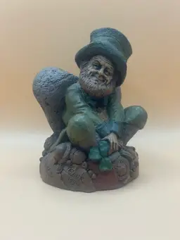 Tom Clark Gnome 1990 DUBLIN  # 5102 Cairn Studio Leprechaun Ireland Heart 5"H