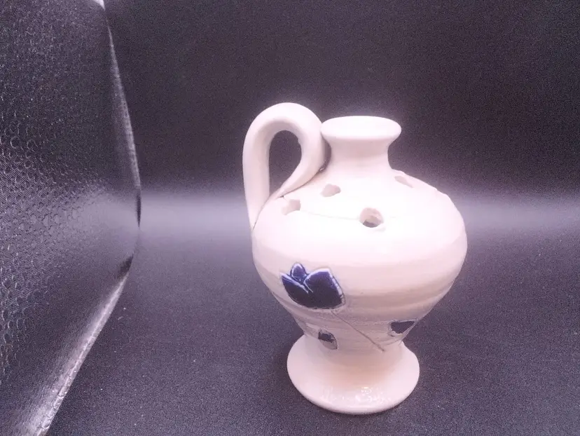 Williamsburg Salt Glaze Pottery Hand Painted Small 4.5 in. Blue Leaf Frog Vase