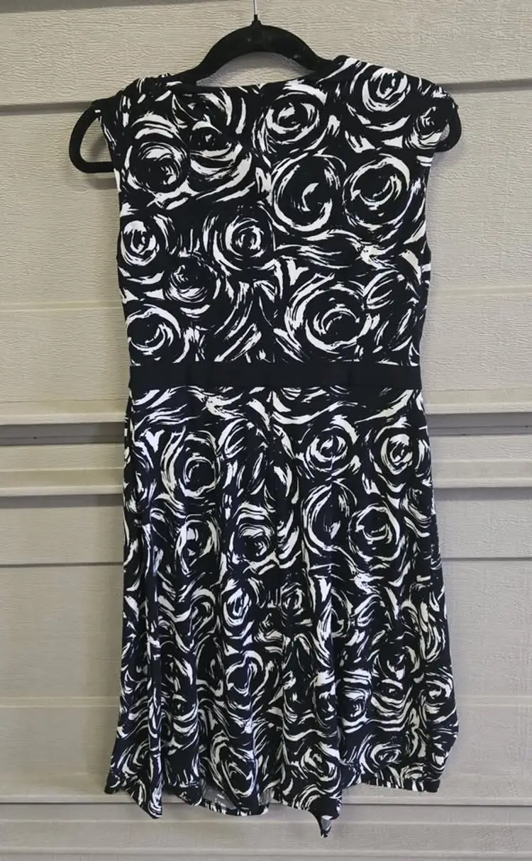 Jones New York Women's Sleeve less Black and White V Neck Dress Size 4