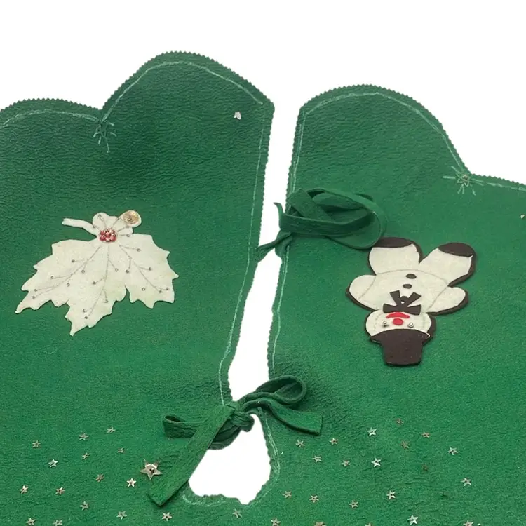 Vintage Green Felt Christmas Tree Skirt Appliqué Santa Sleigh Reindeer Snowman Wreath Christmas Tree Holly Leaf And Berries Sequins Scallop Edge Handmade