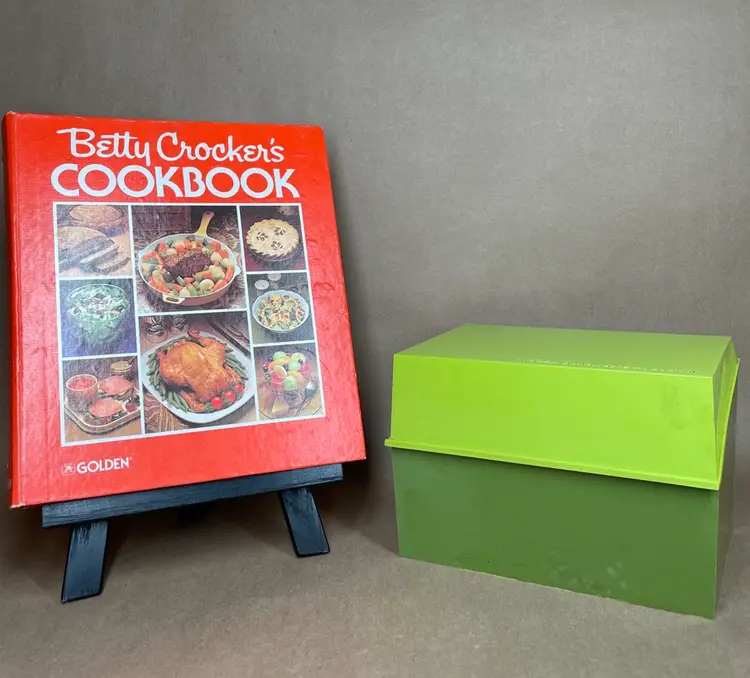 Vignette 1970's Betty Crocker Avocado Green Hinged Recipe Box with Recipes + 1984 Betty Crocker Cook Book