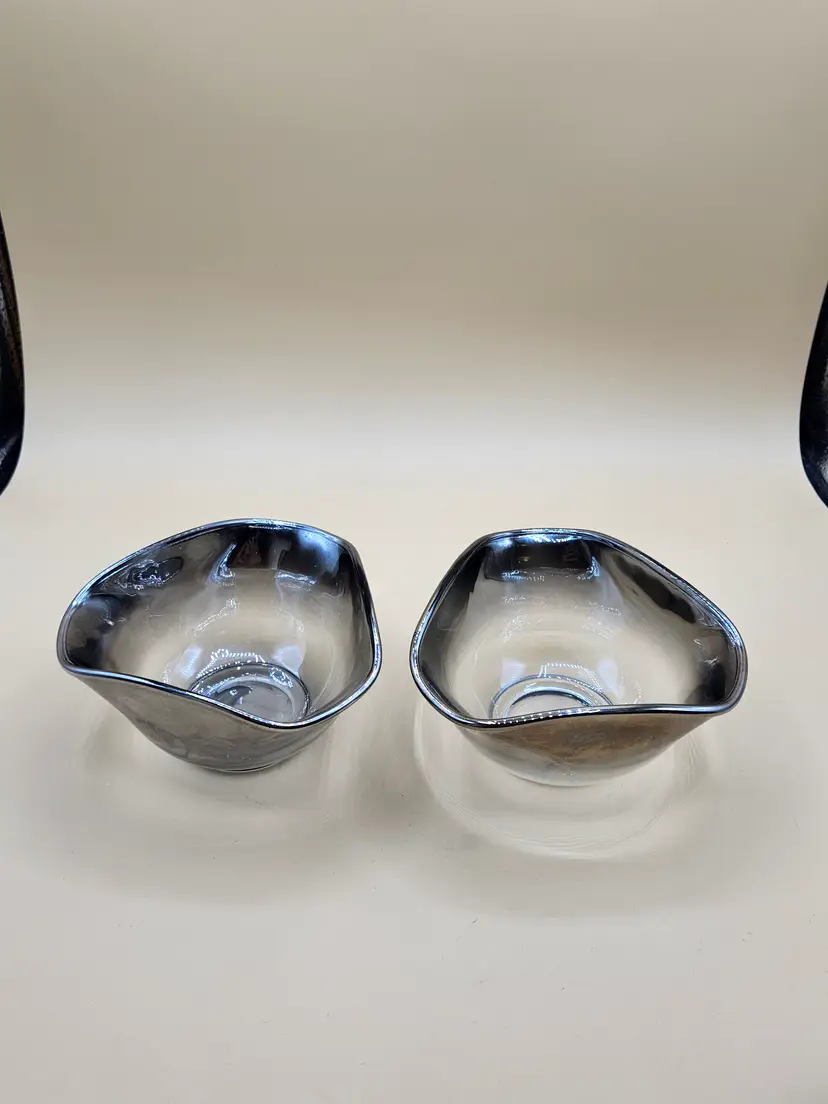 2 Dorothy Thorpe Silver Fade Triangle Bowls