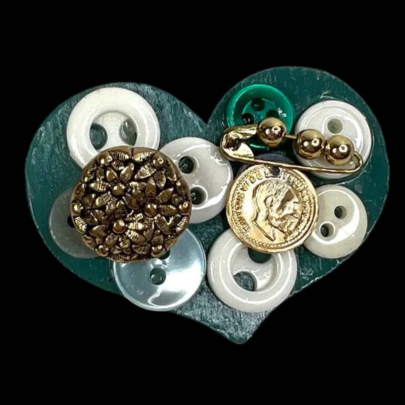 Vintage Handmade Button Green Hand-painted Wooden Heart Brooch Pin. Perfect For 🍀 St. Patrick’s Day ☘️ or ❤️ Mother’s Day ❤️!