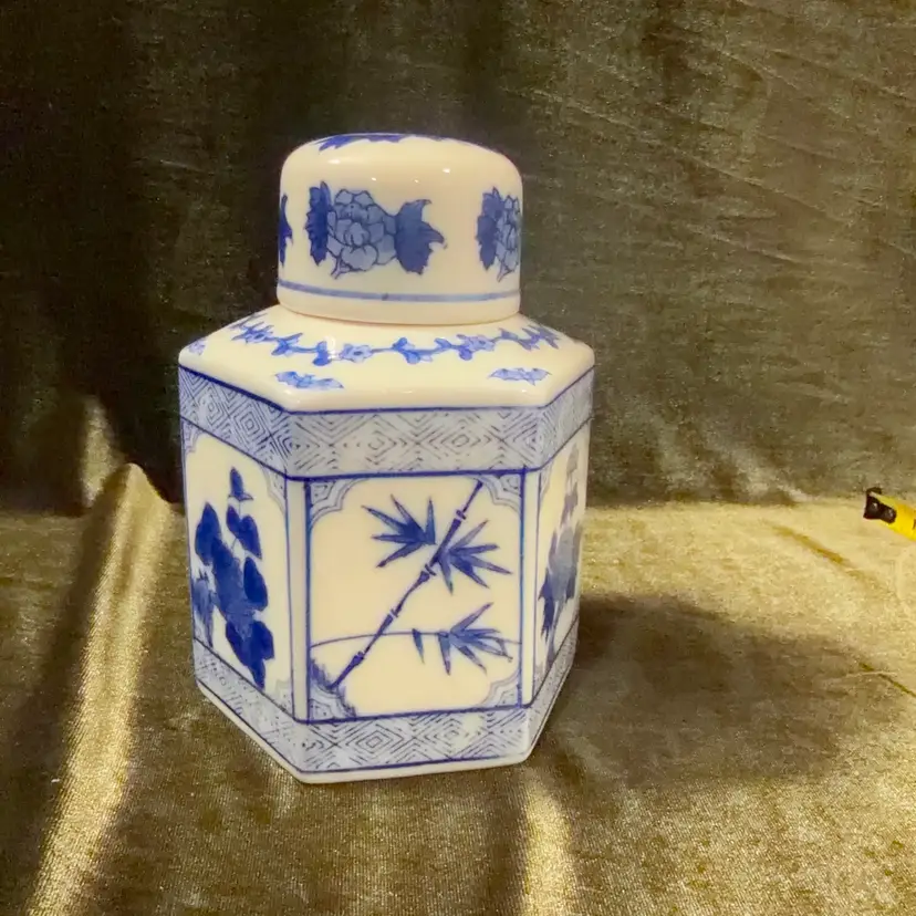Hexagon Asian Blue & White Chinoiserie Ginger Jar Tea Caddy W/Lid Vintage 6” x4”
