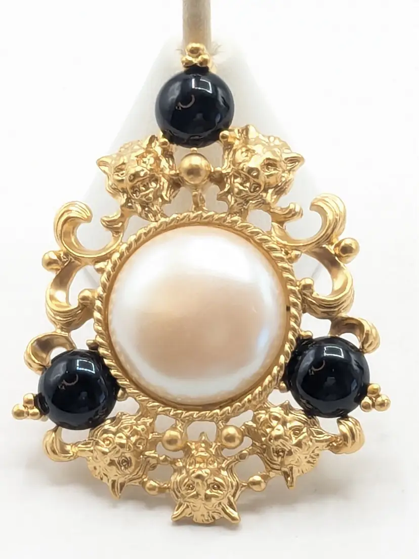 Vintage Avon Heraldic Lion Head Brooch Gold Tone Faux Pearl