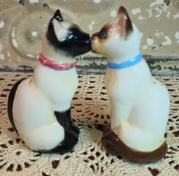NIB Mwah Magnetic Ceramic Salt & Pepper Shakers Siamese Cats