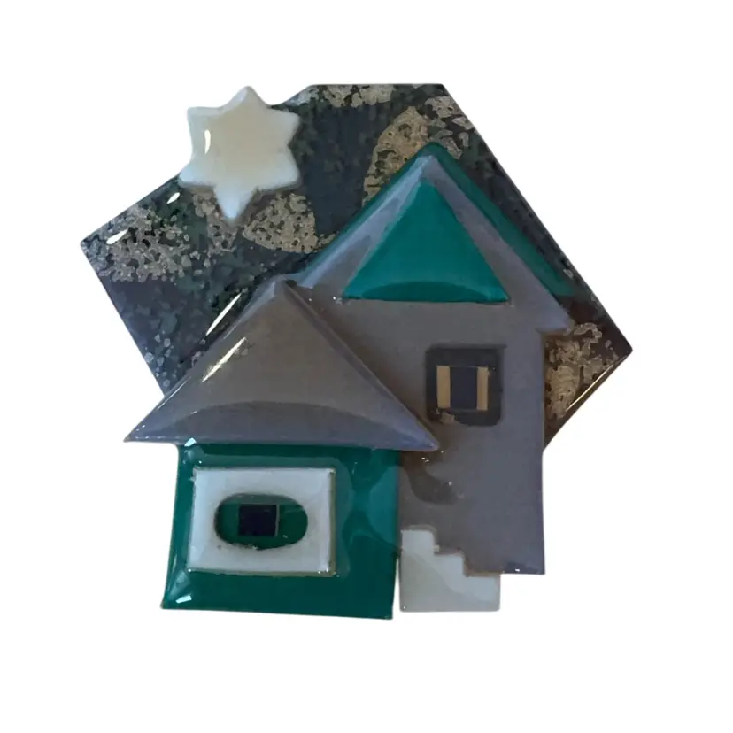 L28 Lucinda House Pin ( No Tag)