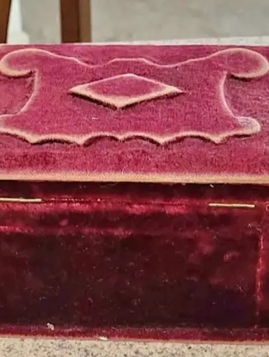 Vintage Jewelry Boxes & Jewelry 