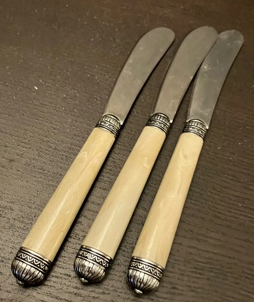3 Filigree Cambridge Butter Knife Spreader Stainless Blade Plastic Handle