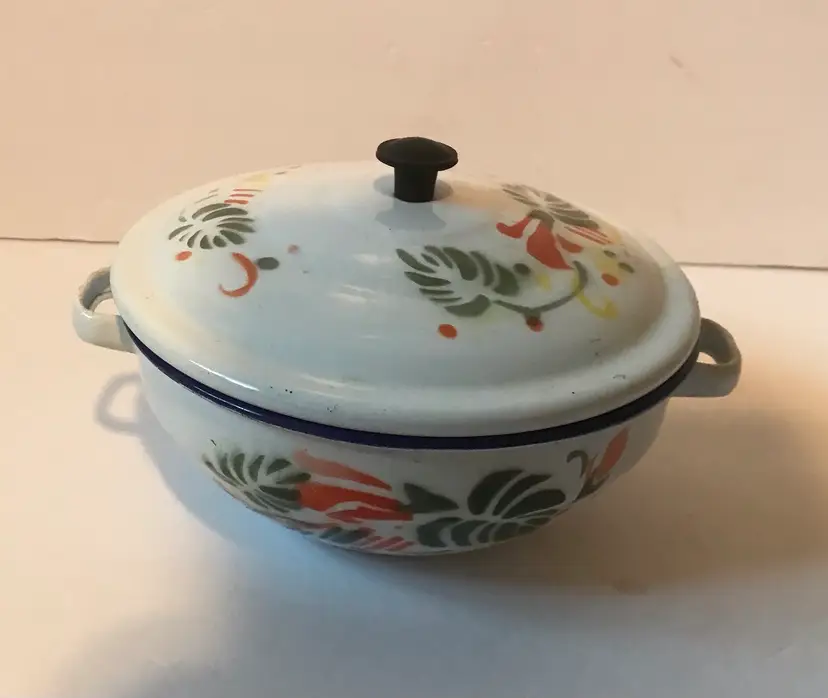 Vintage Chinese enamel floral pot w/lid.