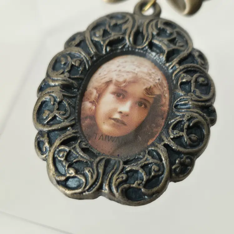 Vintage Picture Frame Photo Holder Brooch With Bow Topper