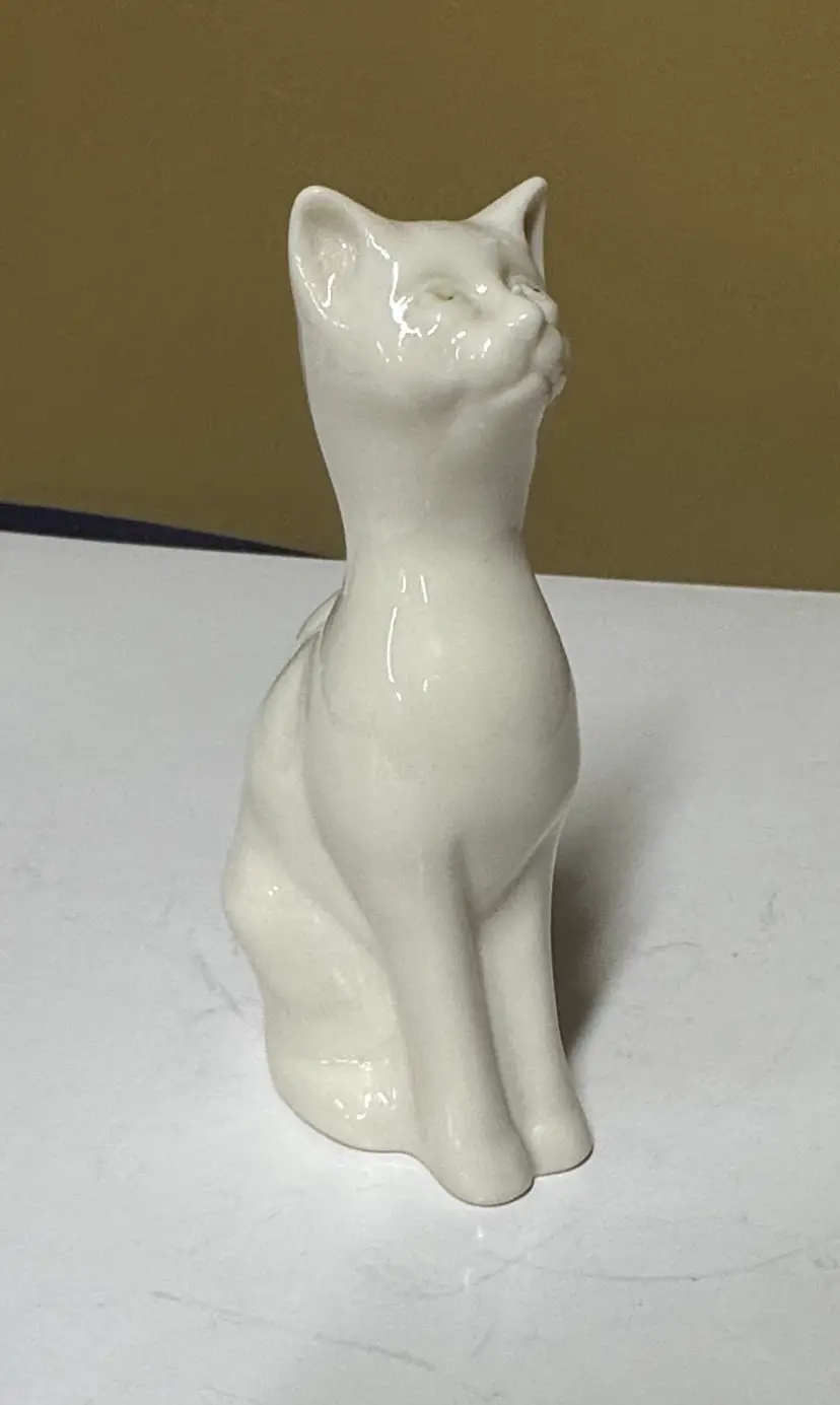 Belleek Ireland Creamy White Sitting Kitty Porcelain Figurine Cat Figurine 4.75”