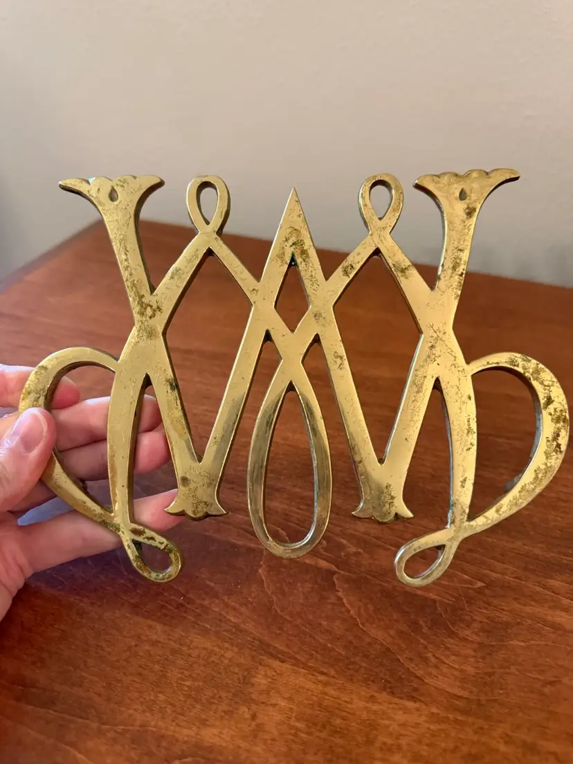 ☀️8” W x 6” D x 1” H Vintage Brass Trivet