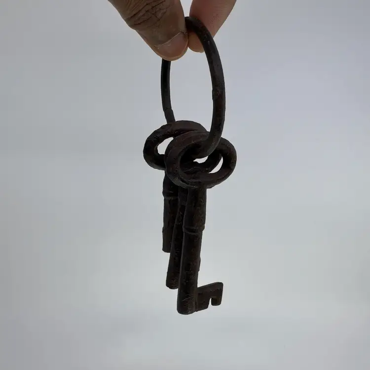 Cast Iron Skeleton Keys Ring