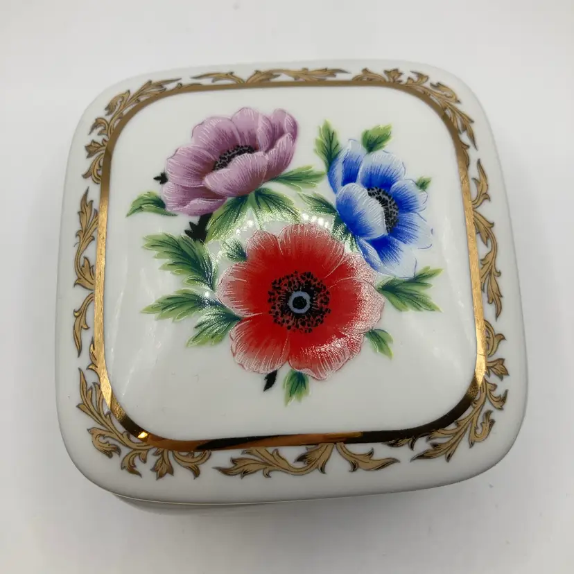 Bouquets Of Love! “We’ve Only Just Begun”! Porcelain Music Box! 2 1/4” Tall x 3” Wide! Heritage House , Inc.