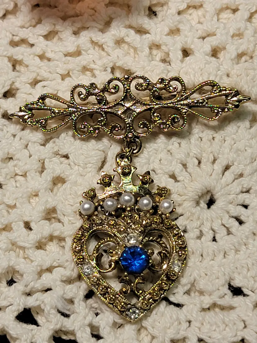 Bar pin brooch with pearls and blue rhinestone center