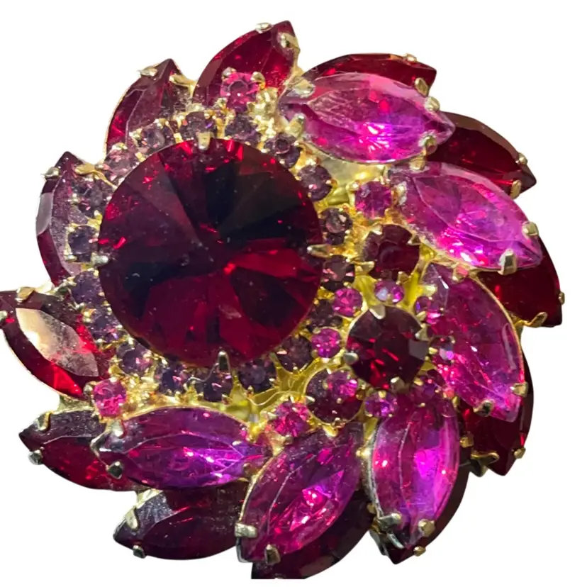 VTG Brooch With Fuchsia And Red Rhinestones