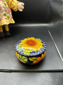 009 A hand-painted Mexican
Talavera pottery trinket or jewelry box