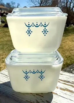 Set Of Two Vintage Pyrex Snowflake Garland 1 1/2 Cup Refrigerator Dish With Lid 501B/501C