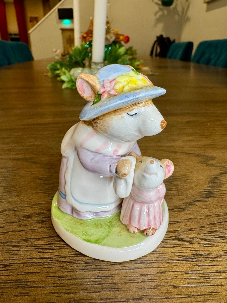 Vintage Napcoware Meadow Mouse A Mother Washing A Young Baby Mouse’s Face # 1853 Figuring