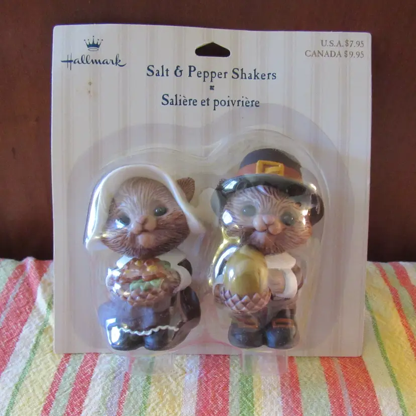 Still in Package Plastic Hallmark Thanksgiving Pilgrim Cats Salt and Pepper Shakers