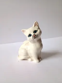 Small White Cat Figurine by Beswick England. Lovely! 8