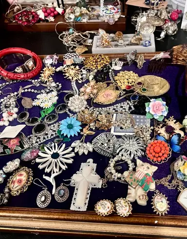 Vintage Jewelry! Some Vintage Purses Too 😍