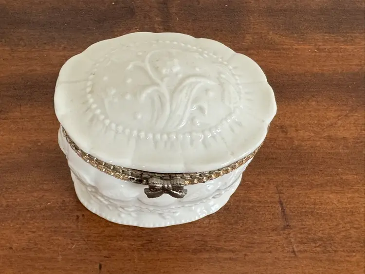 Vintage Ceramic Hinged Trinket Box With Bow Clasp