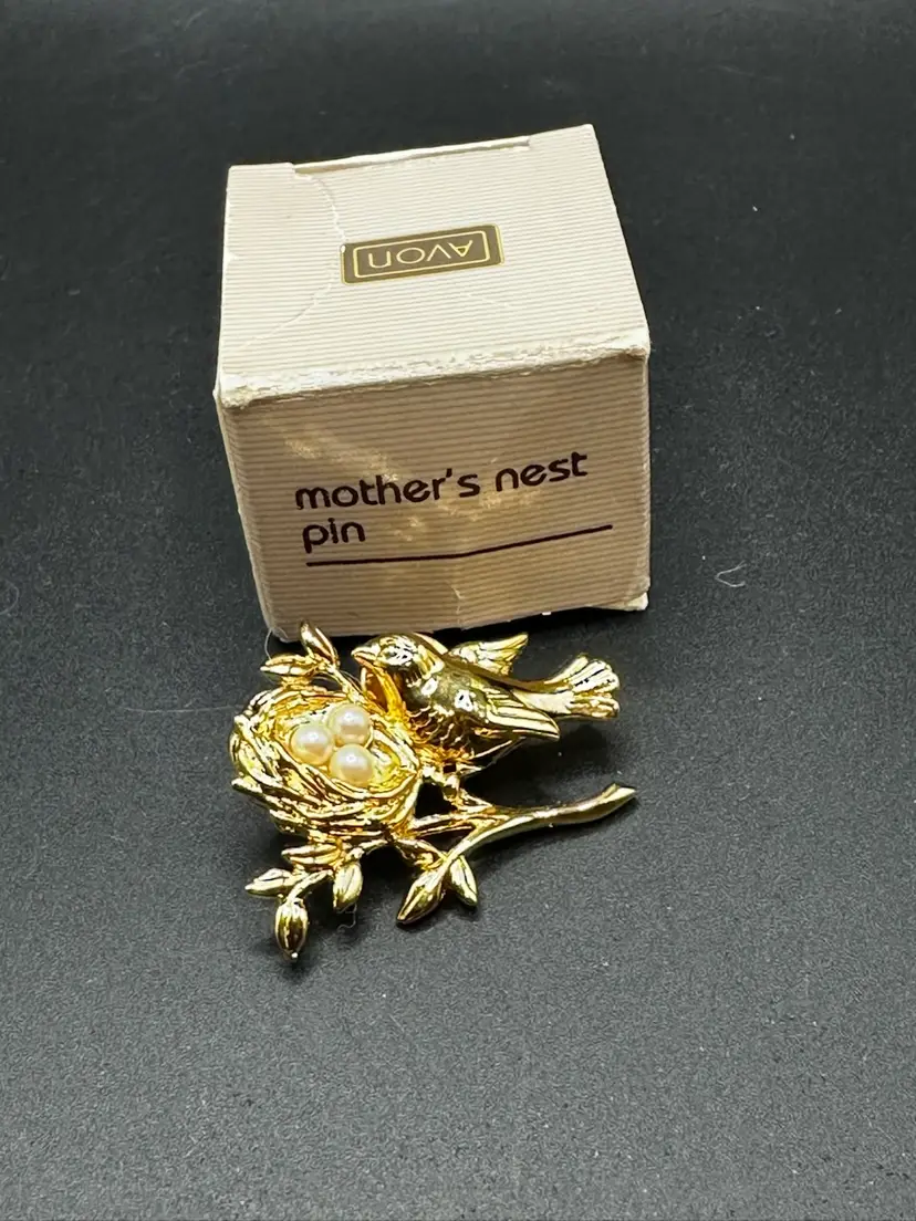 A103 - Avon 1990 Mother’s Nest Pin
