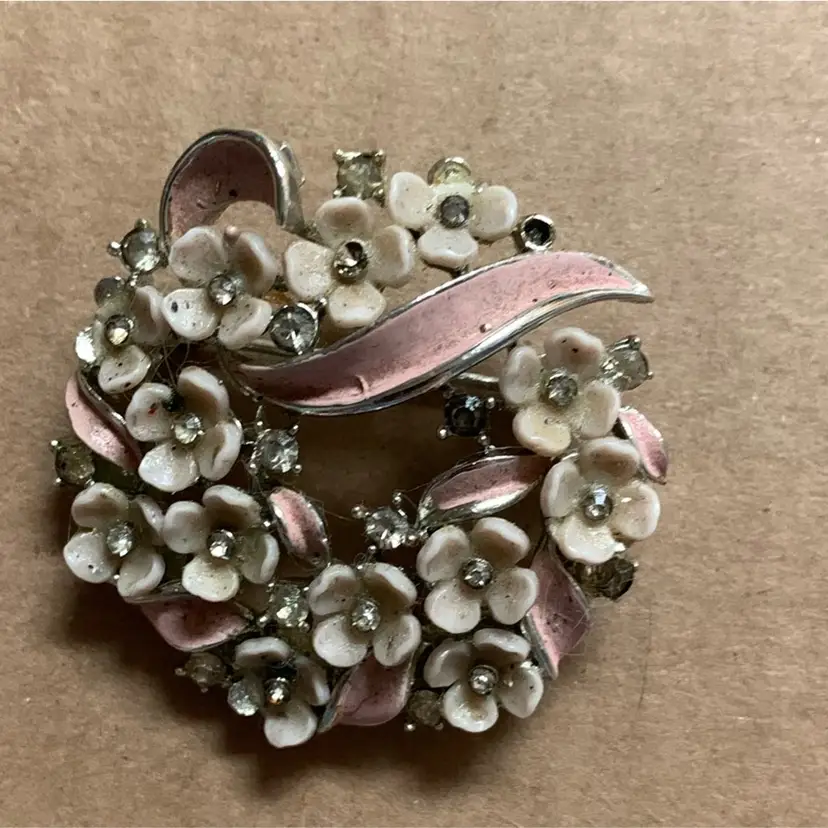 Lisner Silver Tone Brooch With Mauve Enamel Floors And Ribbon In The Shape Of A Flower Wreath