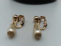 Vintage Sarah Coventry Drop Pearl Earings Clip on