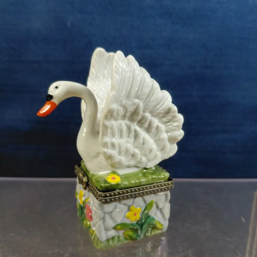 Vintage Swan Porcelain Hinged Trinket Box Dainty
