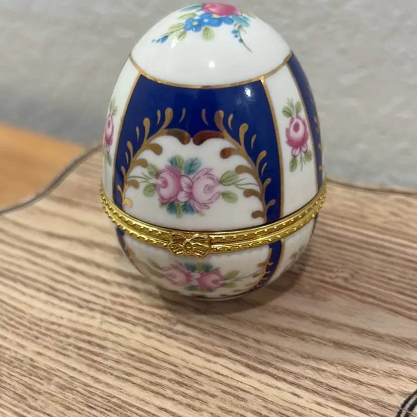 Porcelain Egg-shaped Trinket Box