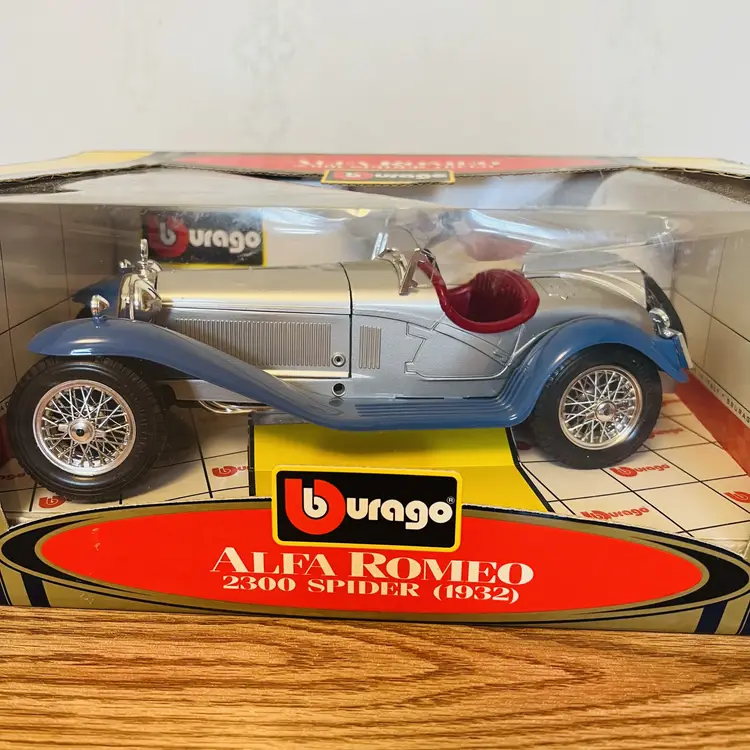 Bburago Alfa Romeo 2300 Spider 1932 1:18 Scale Diecast Car Silver Blue Italy