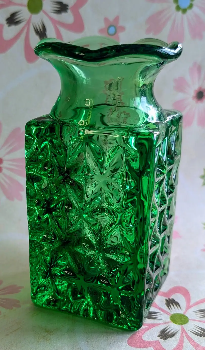 Imperial Mt.Vernon Diamonds Green Glass Square Ruffled Edge Vase