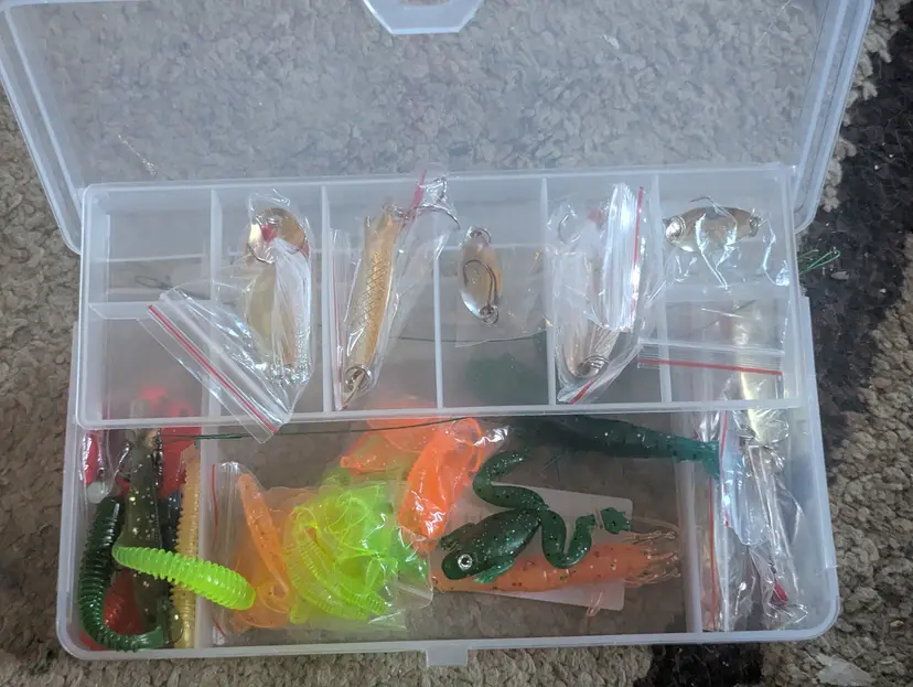 Small Tackle Box Includes 40+ PCs For Freshwater Fishing