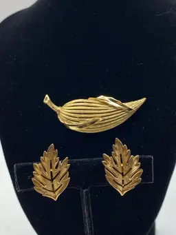 Vintage Crown Trifari Rare Leaf Openwork Clip On Earrings & Brooch Fall Autumn