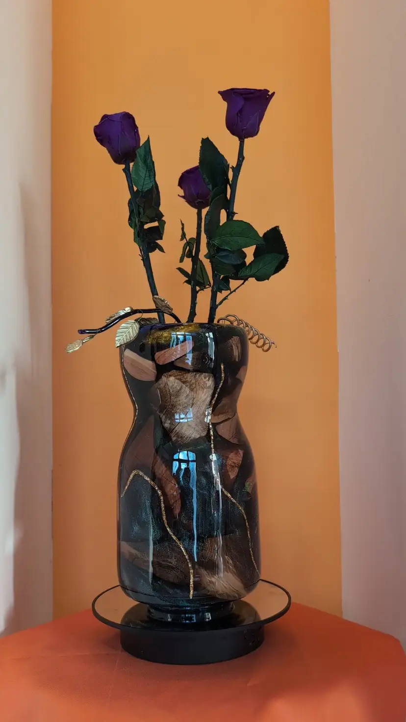 Vase with gold flakes and preserved roses