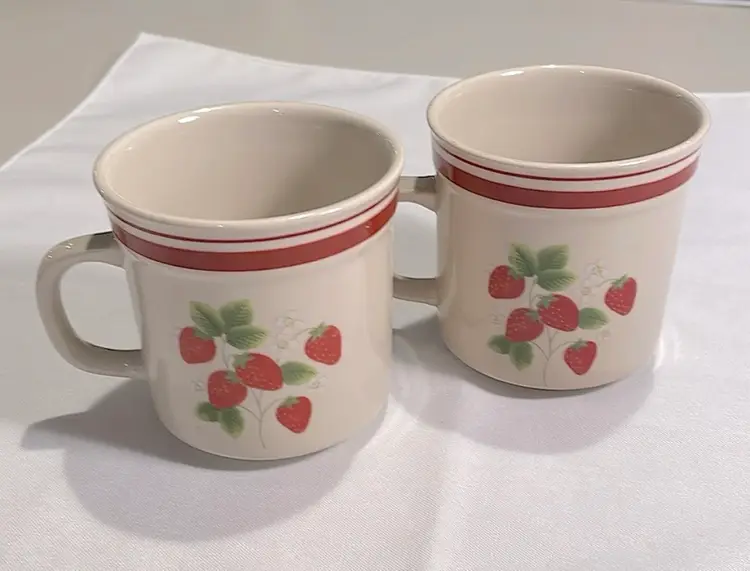 Vintage, Fujistone, “Berries” 8493, 2 coffee/tea cups, strawberries/flowers!