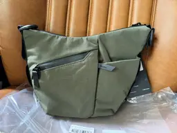 BNWT Alpaka Flow Satchel 2L