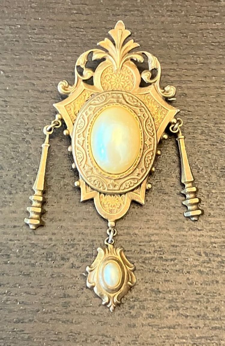 VTG or Antique Gold colored Metal Faux pearl Pin Brooch