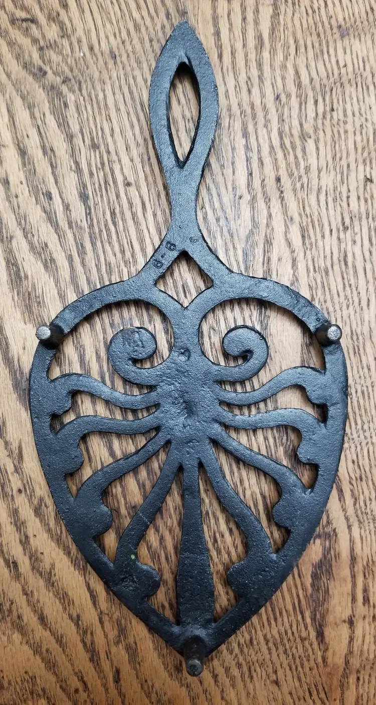 Vintage Virginia Metalcrafters Cast Iron Heart Spade Footed Trivet