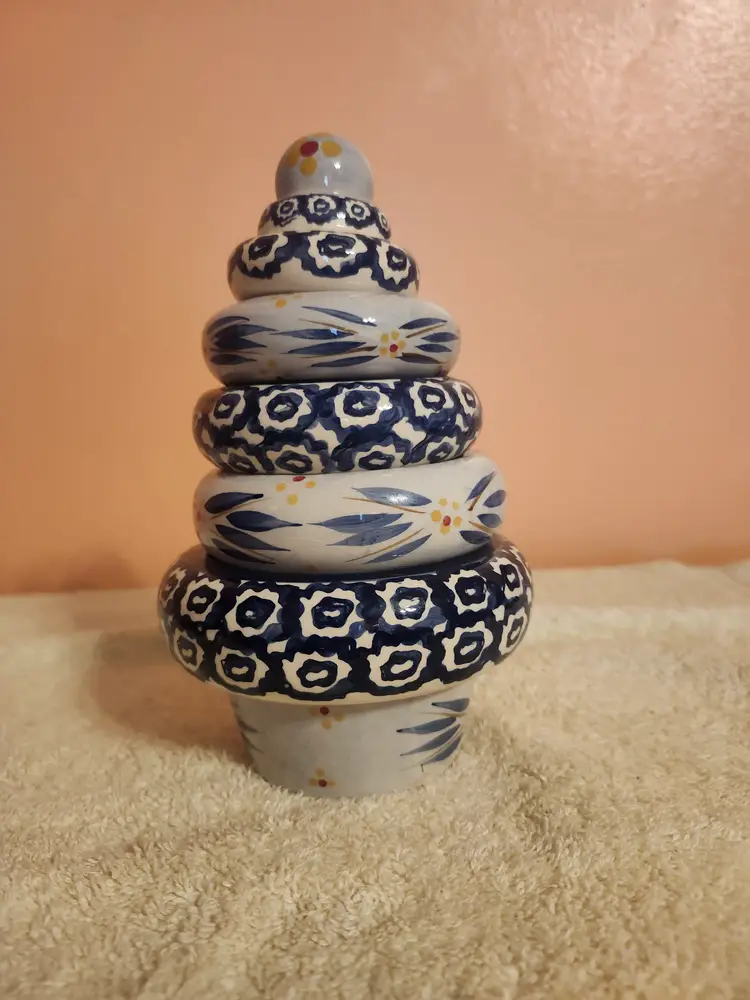 Temptations 5 piece measuring cup set in a blue and white Old World pattern.