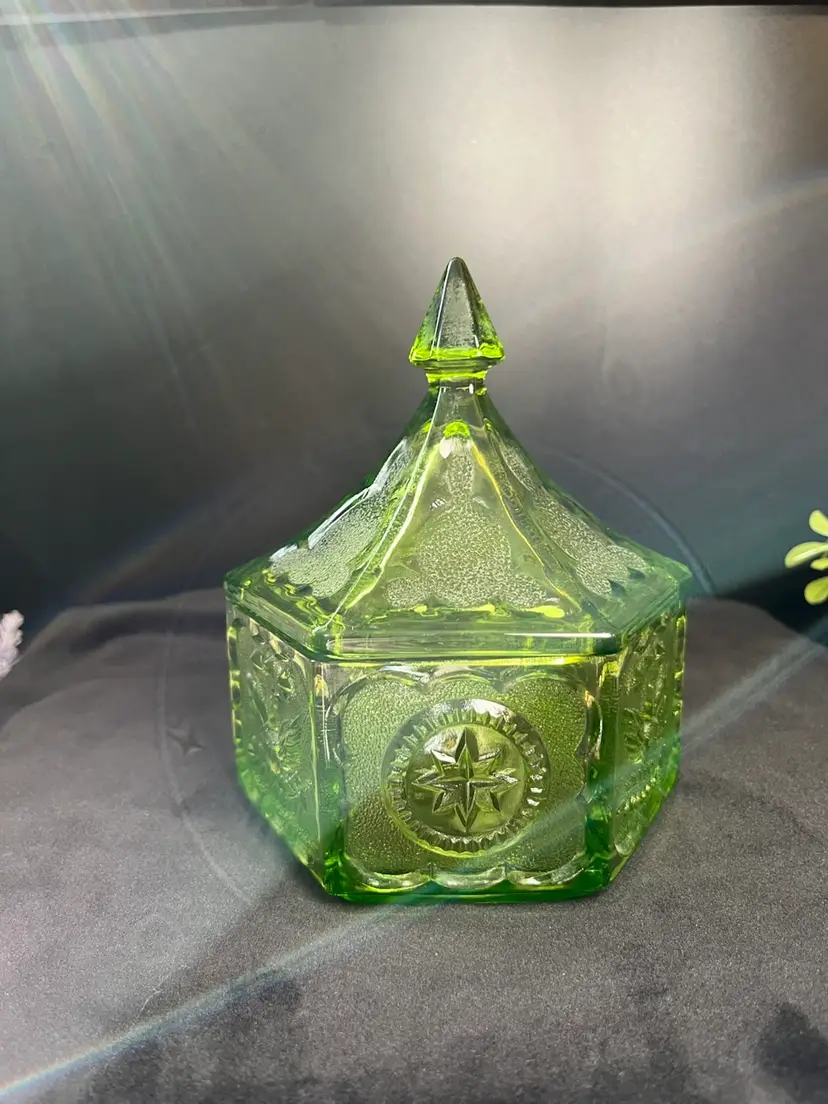 Tiara Indiana Glass-Green colonial Eagle & Star Hexagon Shaped Candy Dish w/ Lid