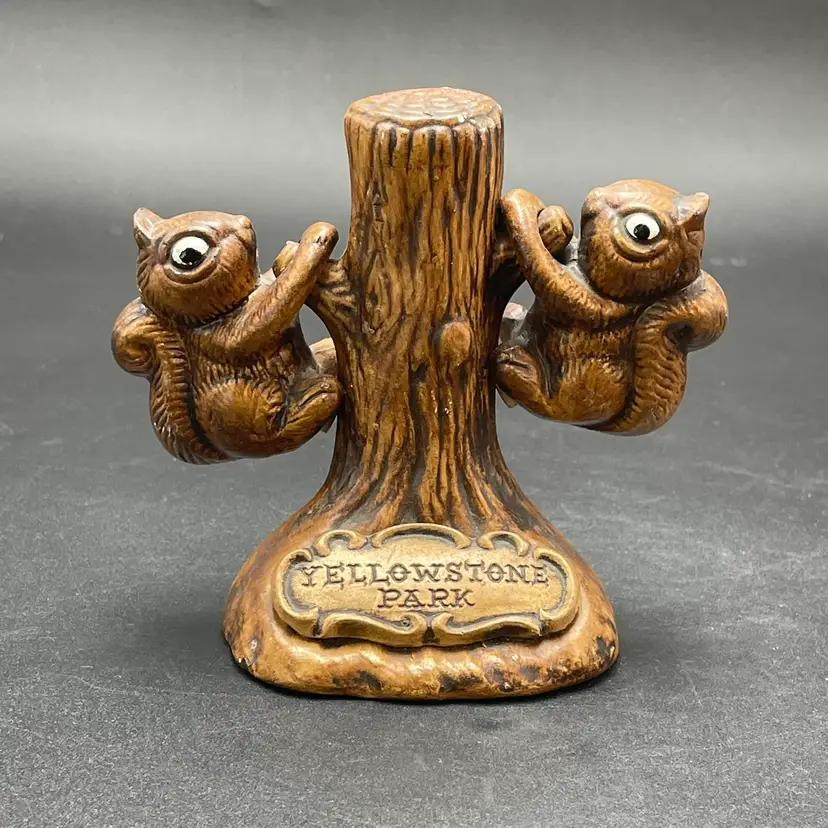 Treasure Craft Yellowstone Park Squirrel Salt Pepper Shakers Tree Trunk VTG