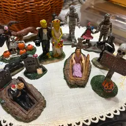 #04 - Choice Lemax Grave yard village miniature