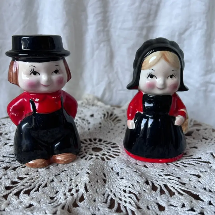 VINTAGE NORCREST CERAMIC AMISH COUPLE SHAKERS H974 JAPAN
