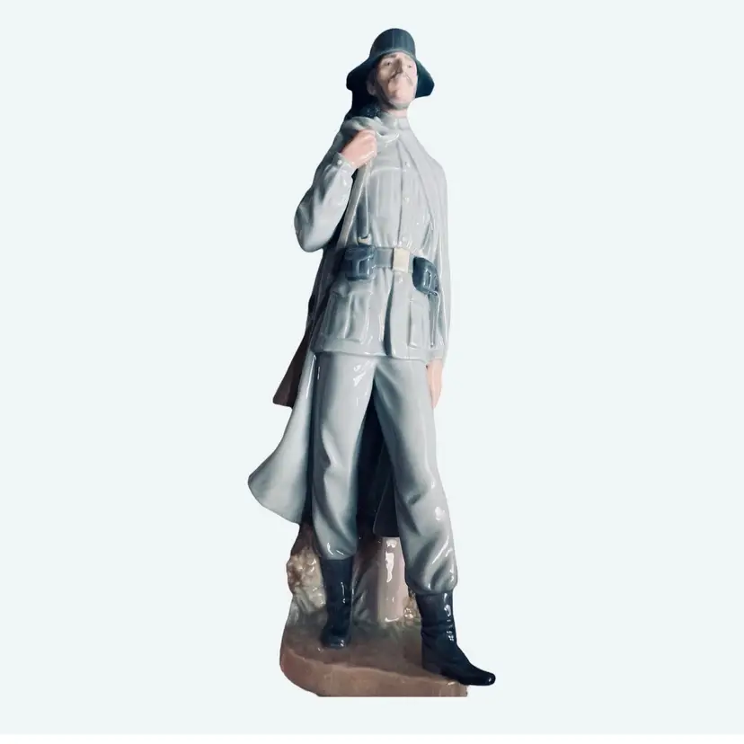 Lladro La Guardian Police Officer Soldier
