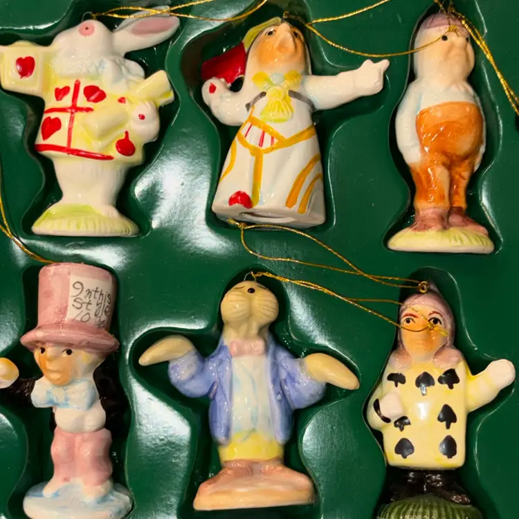 Vintage  1979 Ceramic Alice In Wonderland A Country Of Friends Japan  Figurines, Set Of 12